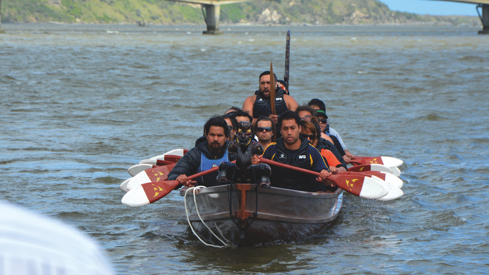 Un grupo de maoríes que participan en una ceremonia indígena en el río Whanganui en Nueva Zelanda. Foto: Dennis Kuhn